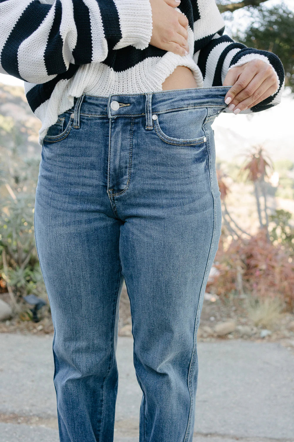 Judy Blue Mid Rise Tummy Control Vintage Straight Leg Jeans 88870